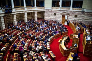 Από τους 300 βουλευτές ψήφισαν 254. Υπέρ του νομοσχεδίου επί της αρχής 176. Κατά 76. «Παρών» 2. Από τη Ν.Δ. 107 ψήφισαν υπέρ, 20 κατά και 31 απείχαν